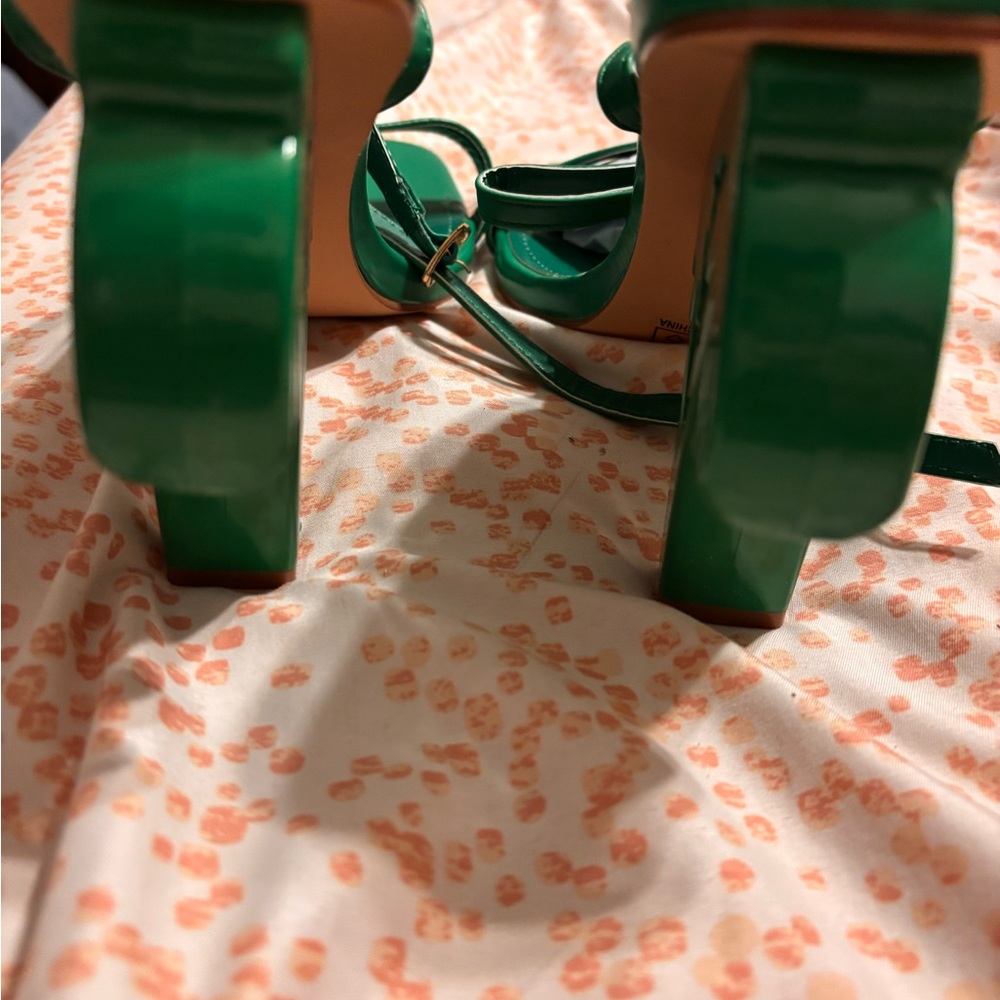 Vibrant Green Strappy Heeled Shoes that have palm trees for the heel. Stunning! - Picture 2 of 6
